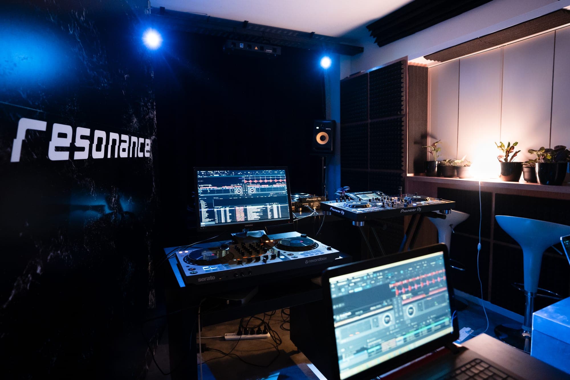 Estudio y cabina de DJ de Resonance Musiclab